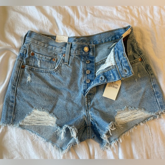 |SOLD| Levi’s 501 Shorts 100% Cotton A High Rise Fitted Through The Hip - Picture 2 of 8